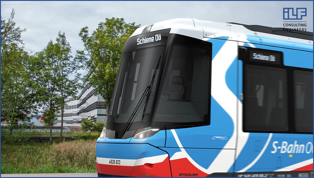 Ein blauer und weißer Zug steht auf der Straße.