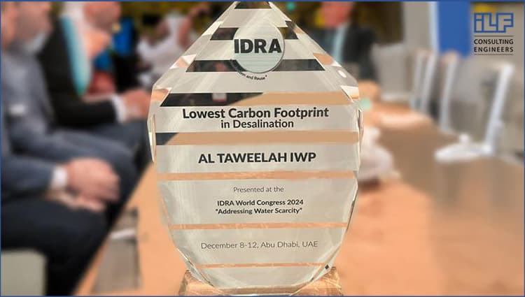 Dara Awards presents the lowest carbon footprint award to Al-Teweelah HWP for its environmental achievements.